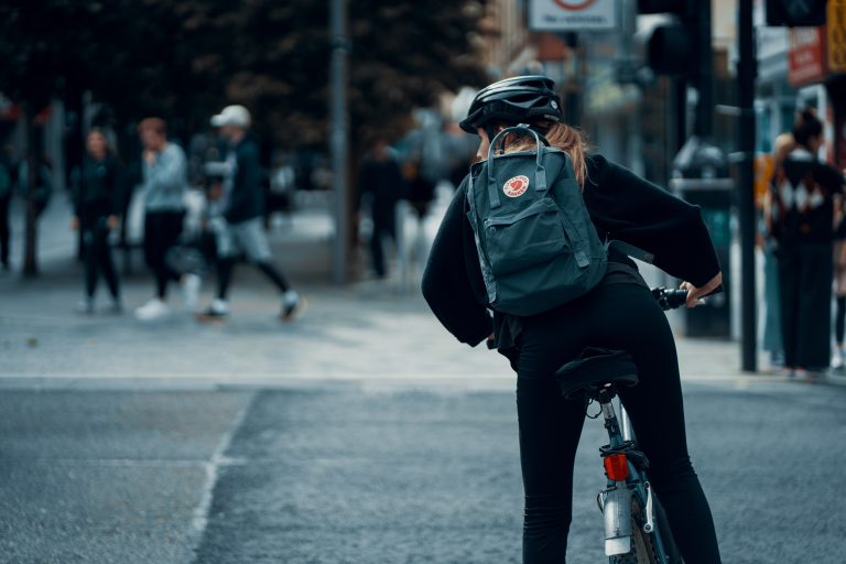 Femme à vélo